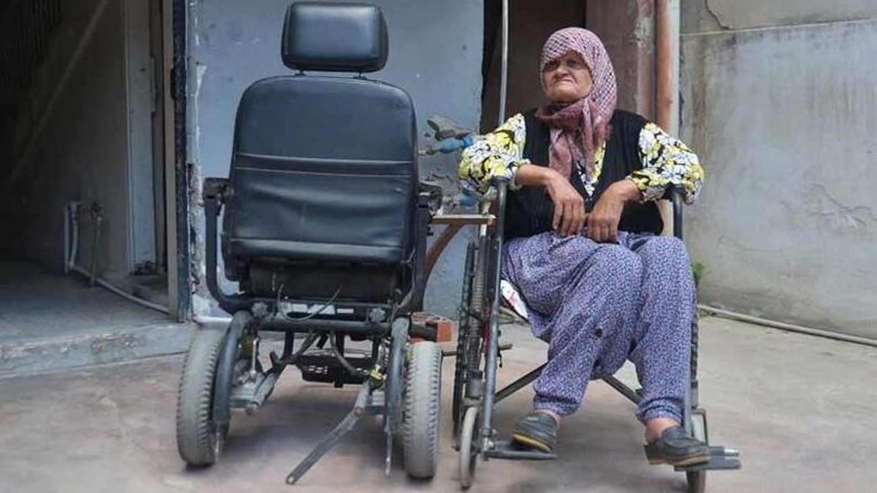 Tekerlekli sandalyesinin aküsü çalınan yaşlı kadın kalp krizi geçirdi: Aküyü çalacak kadar düştüler