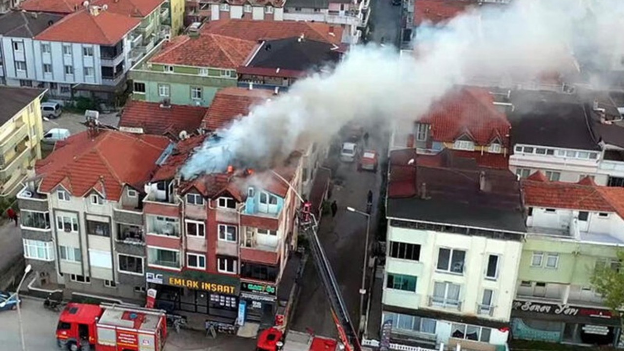 Çatı katında mangal yakıldı, binanın çatısı yandı