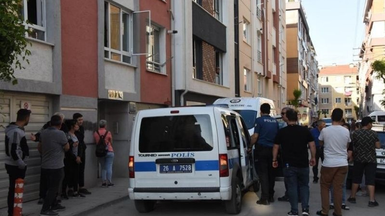 Cam silerken apartman boşluğuna düşen genç kadın hayatını kaybetti