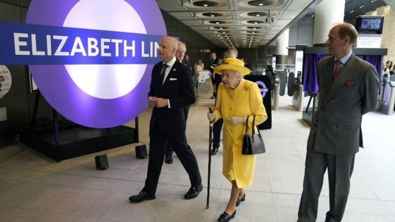 İngiltere Kraliçesi 2. Elizabeth, Londra'da adının verildiği metroyu ziyaret etti