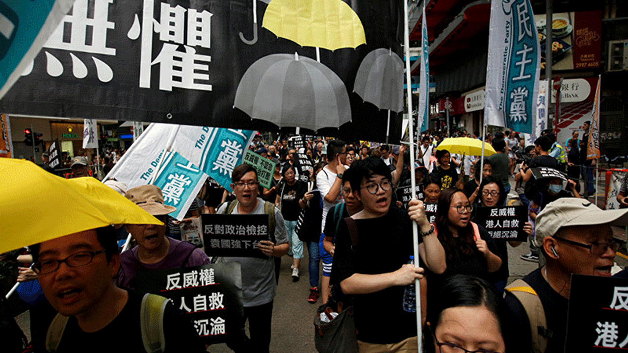 Hong Kong sokaklarında bağımsızlık sloganları