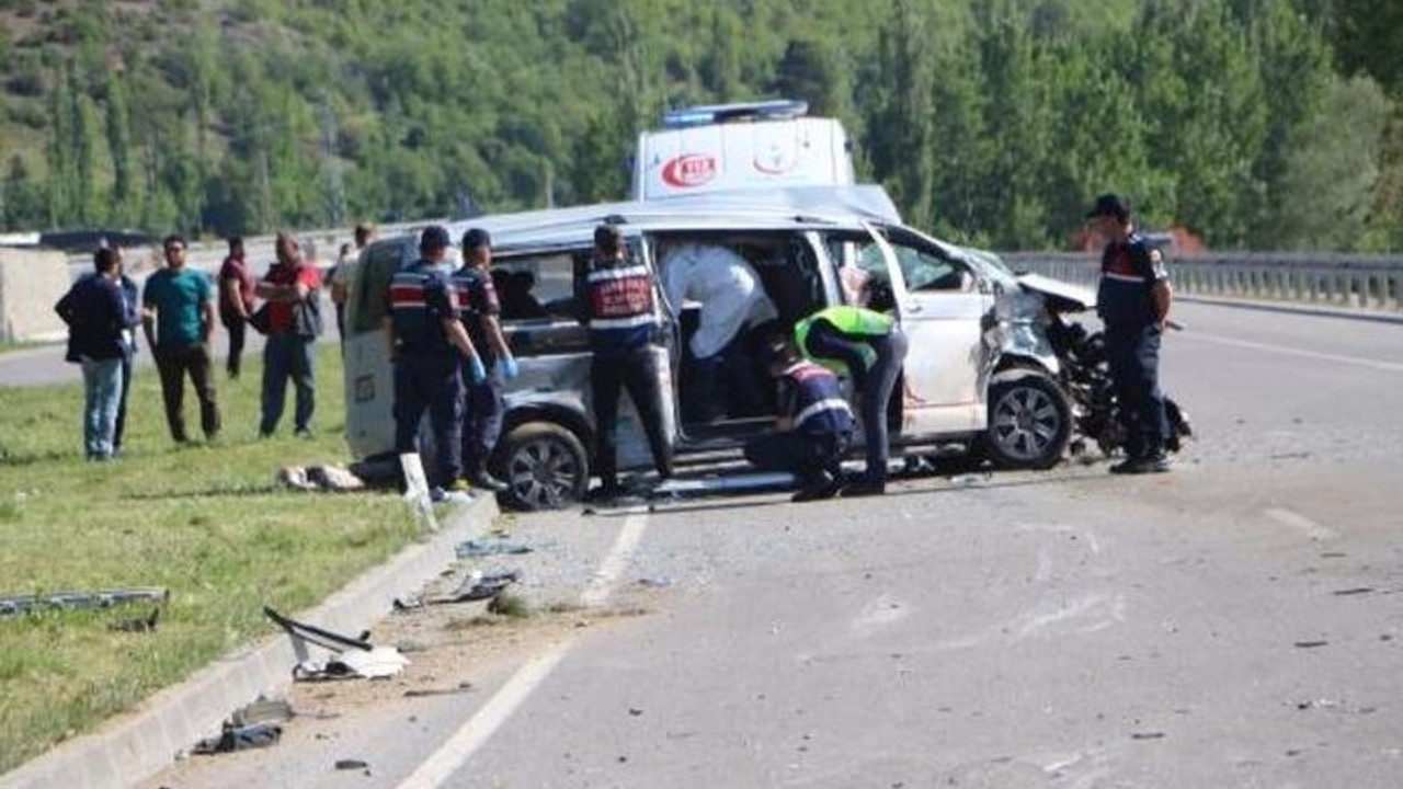 Tokat'ta işçi minibüsü ile otomobil çarpıştı: 2 ölü, 12 yaralı