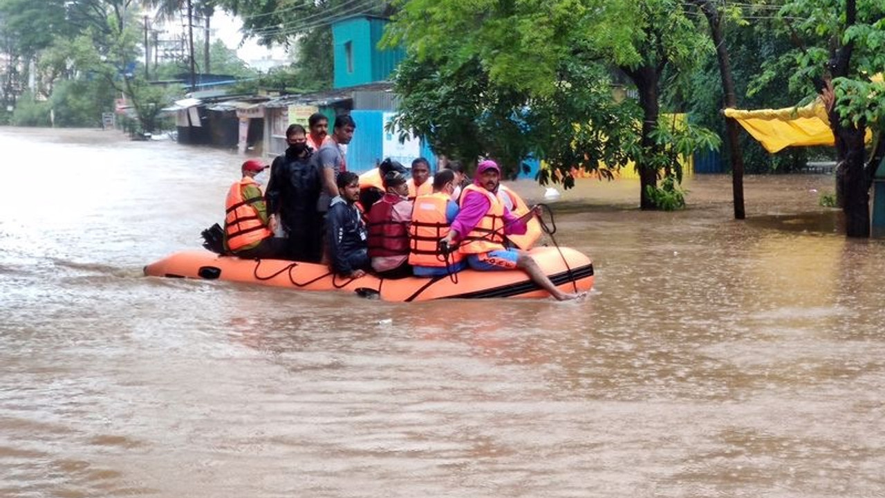 Hindistan'da sel nedeniyle 8 kişi hayatını kaybetti, 500 bine yakın kişi yerinden oldu