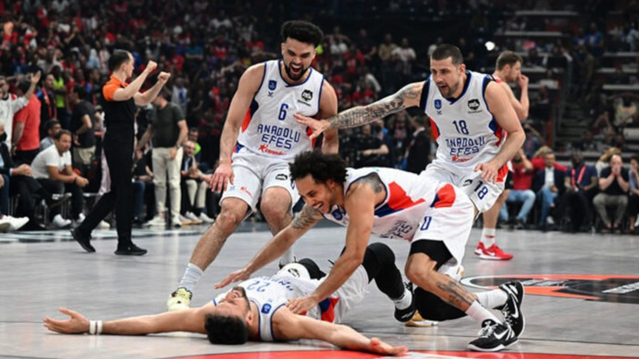 Anadolu Efes son saniye üçlüğüyle Euroleague finalinde