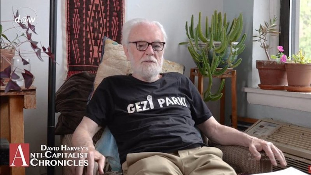 David Harvey derse 'Gezi Parkı' tişörtüyle katıldı