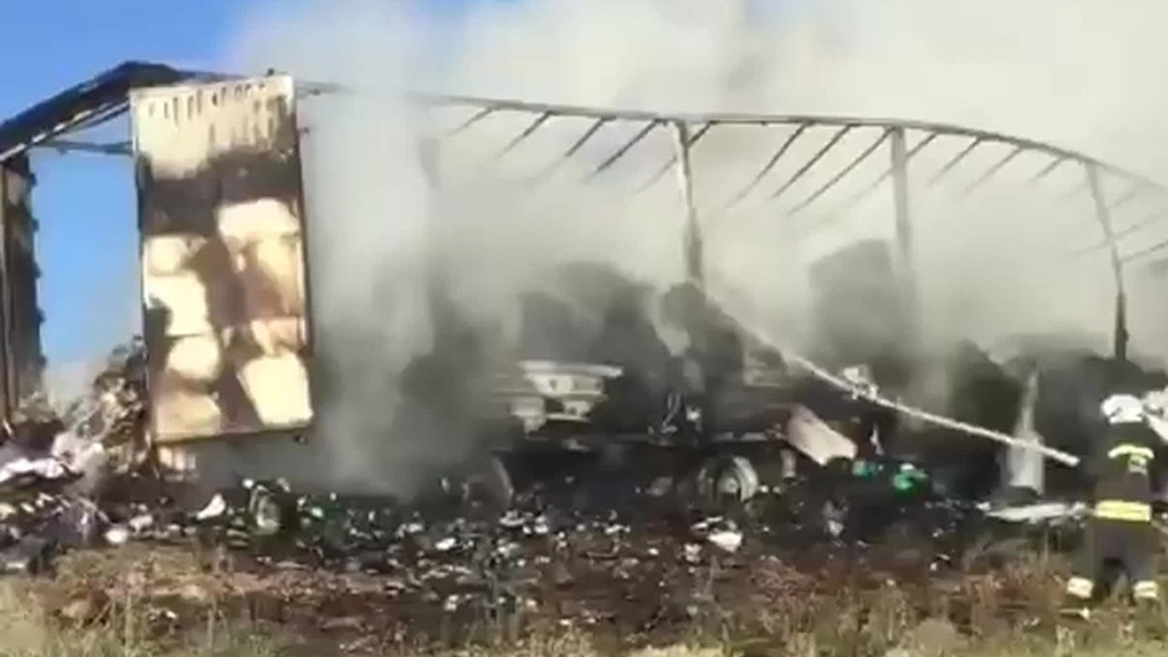 Niğde - Konya yolu üzerinde kargo tırı alev aldı