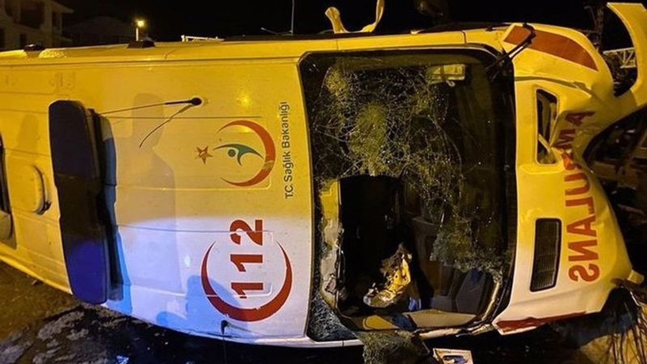 Vakaya giden ambulans kaza yaptı: 3 sağlıkçı yaralandı