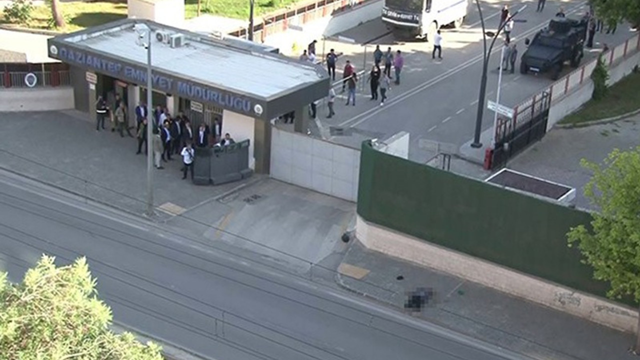 Antep’te emniyet müdürlüğüne girmek isteyen bir kişi polis tarafından öldürüldü