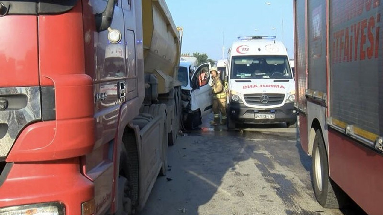 İşçileri taşıyan minibüs ile kamyon çarpıştı: 11 yaralı