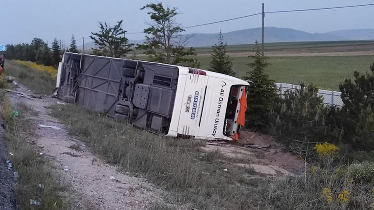 Afyonkarahisar'da yolcu otobüsü devrildi: 2'si ağır, 27 yaralı