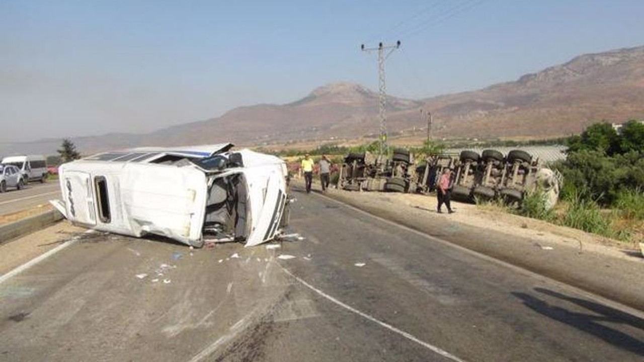 Mersin’de öğrenci servisi ile tır çarpıştı: 11 yaralı