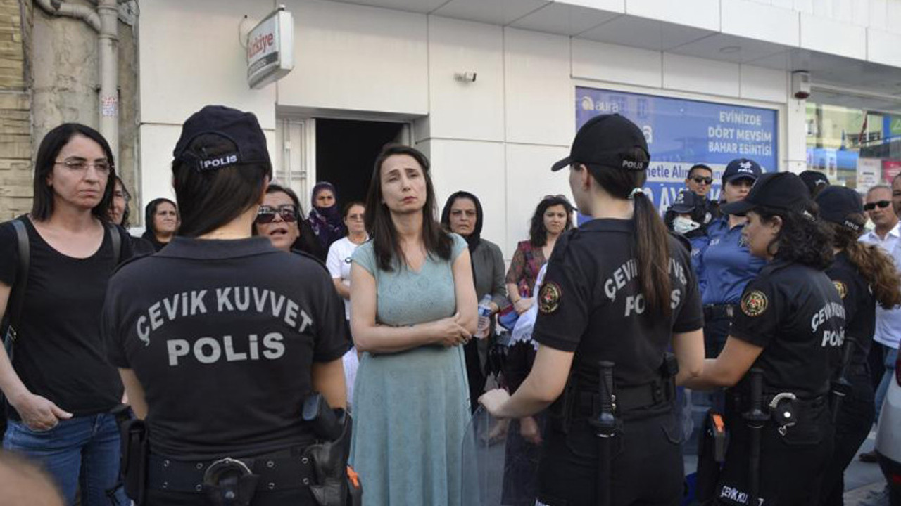 Adana’da Kobanê eylemine müdahale: Kadınlar abluka altında açıklama yaptı