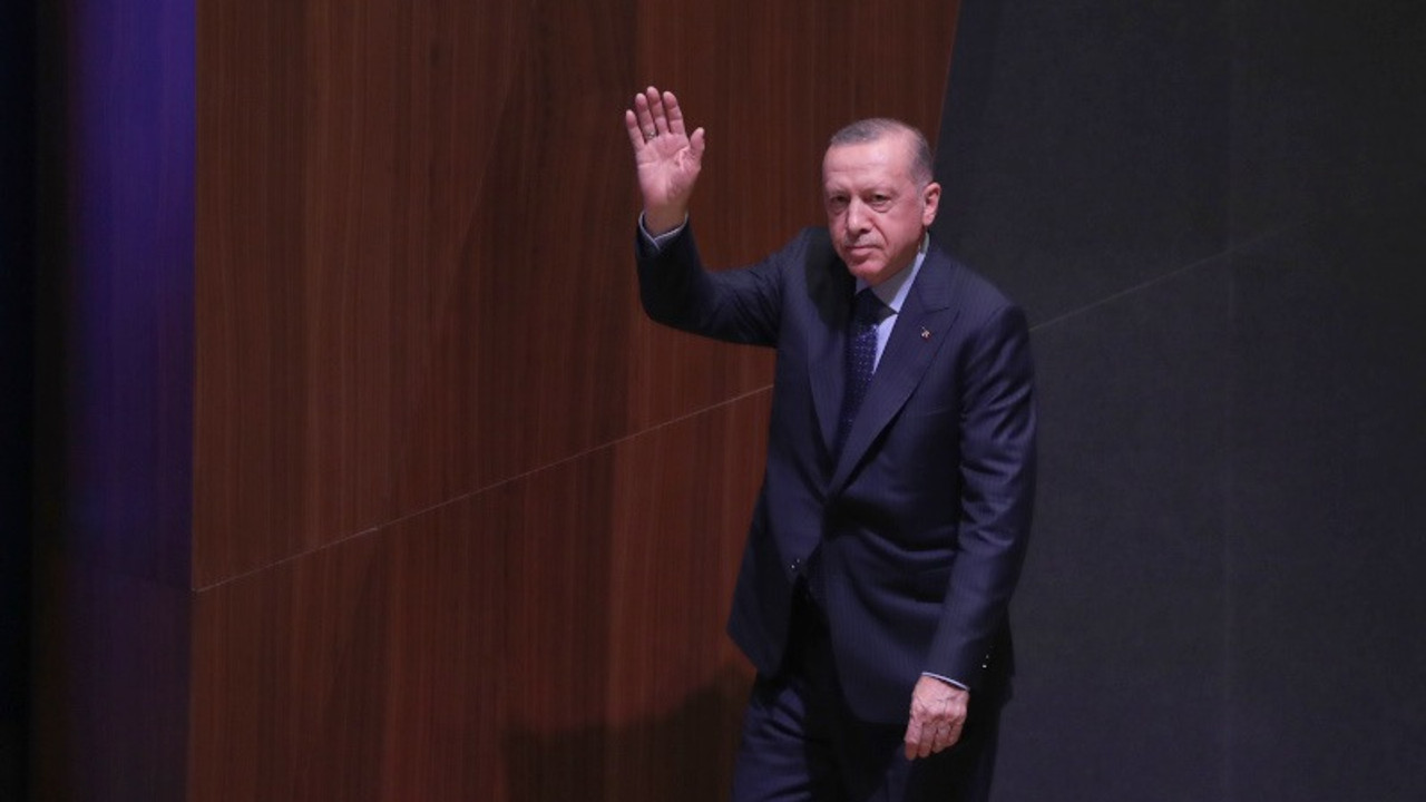 Erdoğan: Aç, sefil geziyor ama rakıyı almaktan, birayı almaktan geri durmuyor