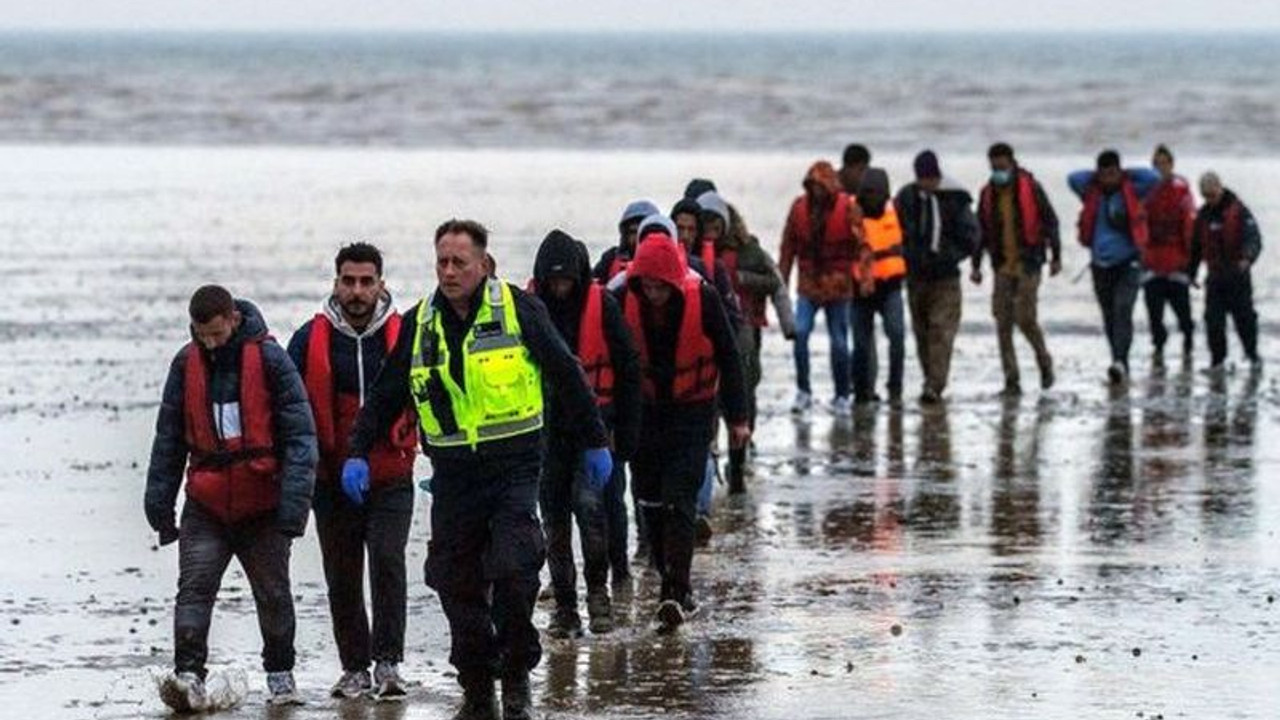 İngiltere'nin Ruanda'ya göndermeyi planladığı sığınmacılar açlık grevine başladı