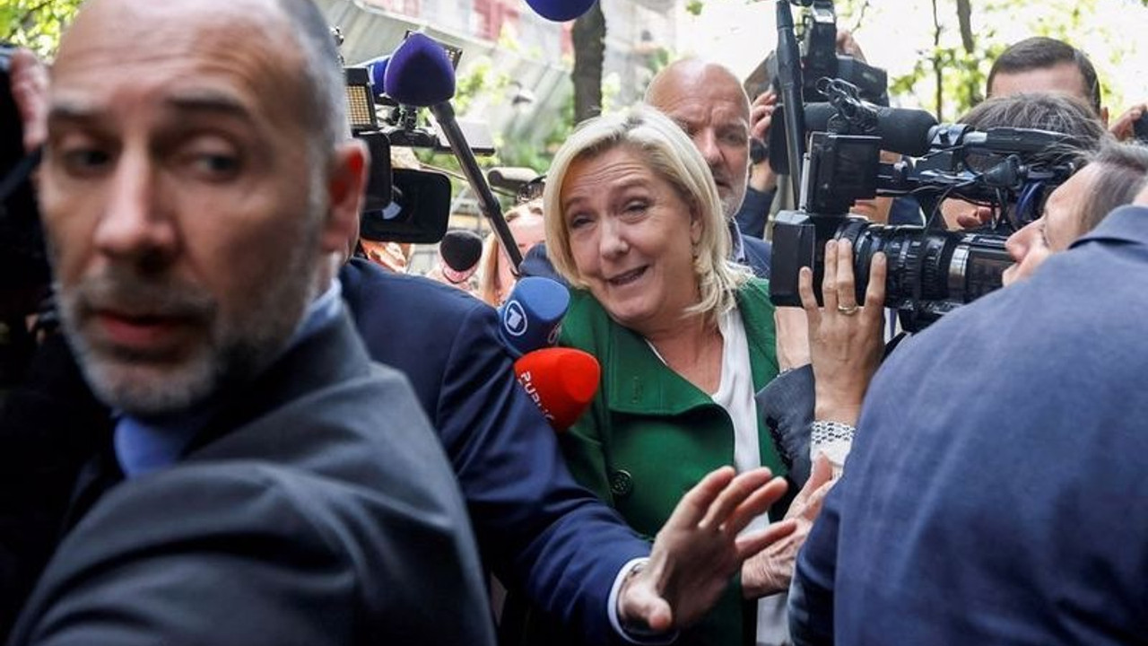 Aşırı sağcı Le Pen'e yumurtalı saldırı