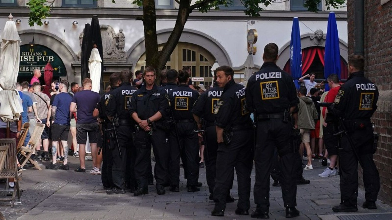 Almanya'da Nazi selamı veren İngiliz taraftarlar tutuklandı