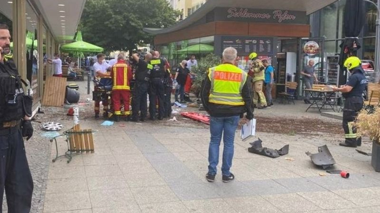 Berlin'de araç kalabalığın arasına daldı: 1 ölü, 30 yaralı