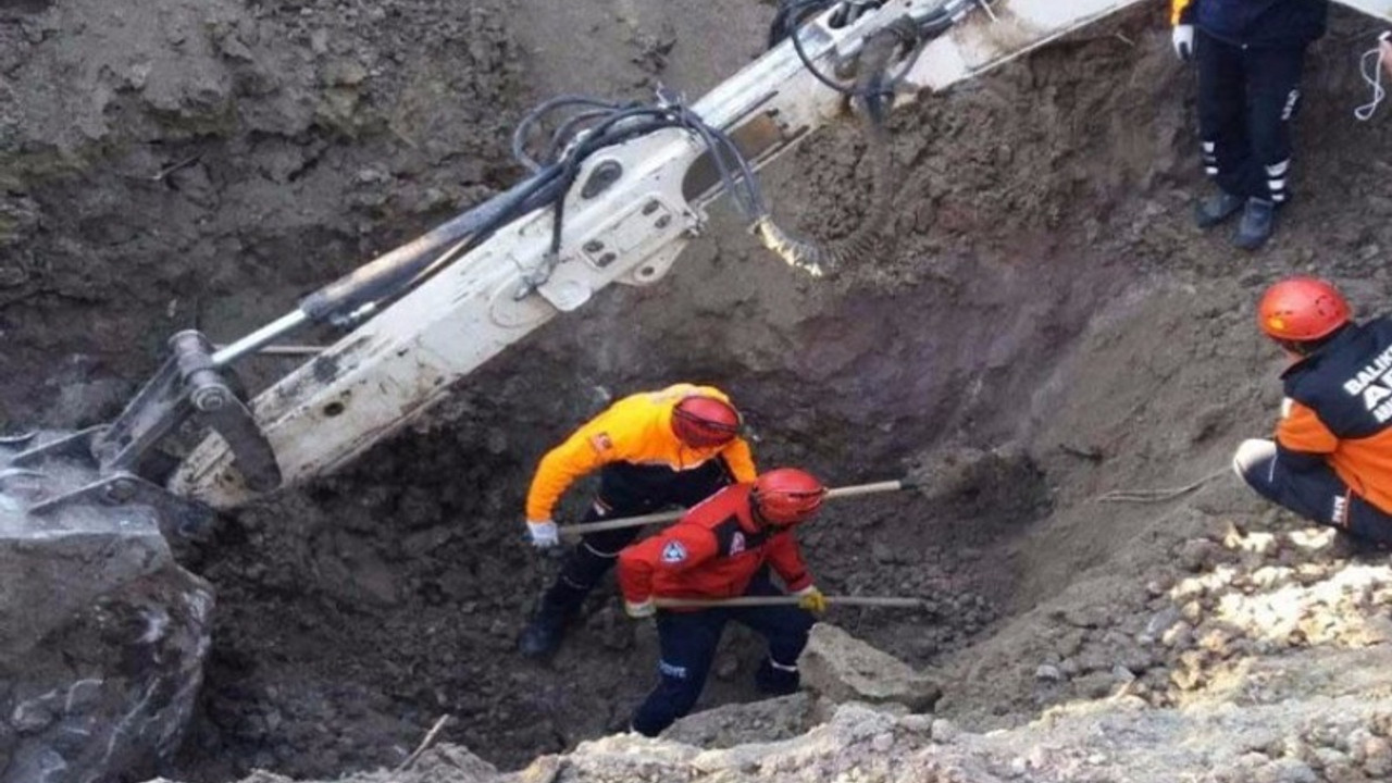 Su kuyusu açarken toprak altında kalarak öldü