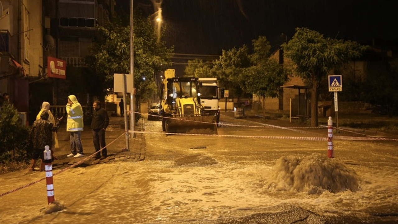 Sivas'ta sağanak nedeniyle yol çöktü, bazı evleri su bastı