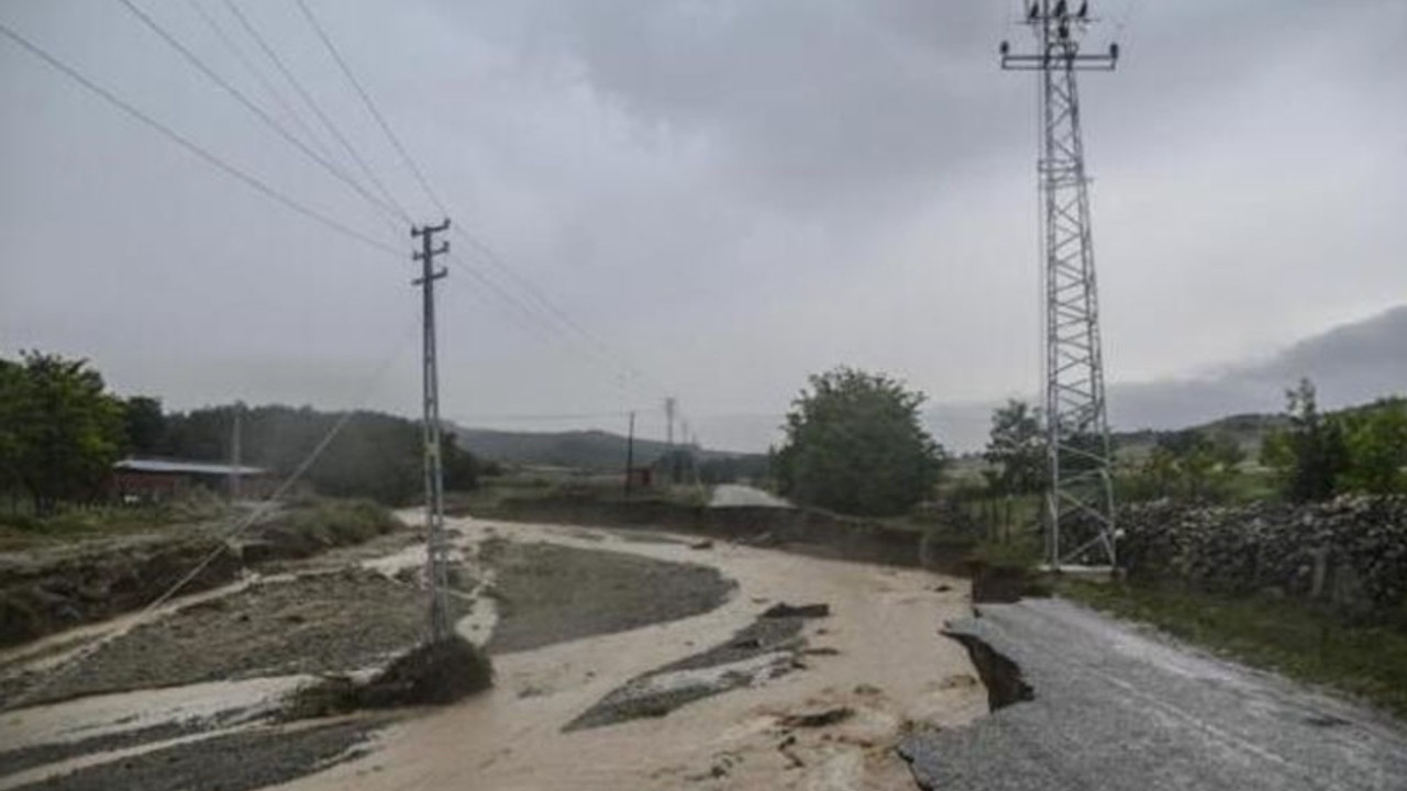 Kastamonu'da sağanakta yollar çöktü