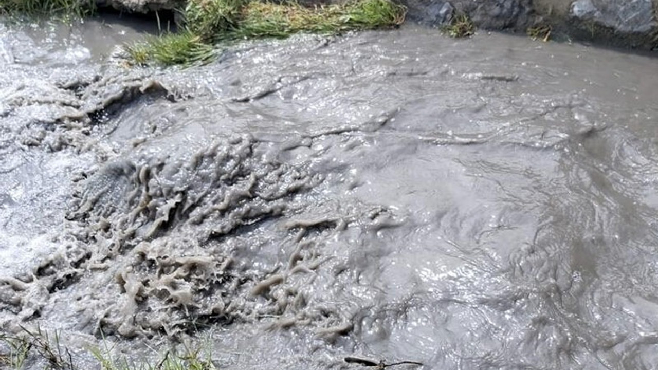 Kömür tozları yağmurla dereye aktı, İzmit Körfezi karardı