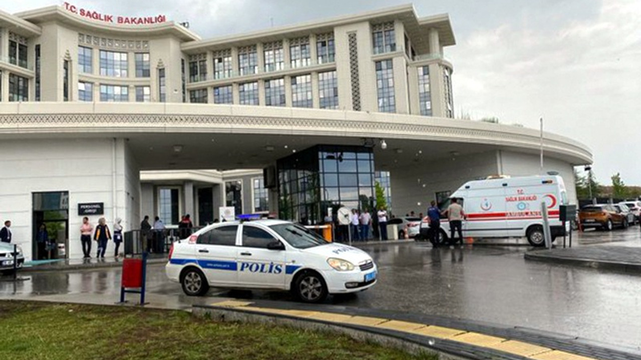 Hastasını teslim edemeyen ambulans şoföründen eylem: Kendini Sağlık Bakanlığı önünde araca kilitledi