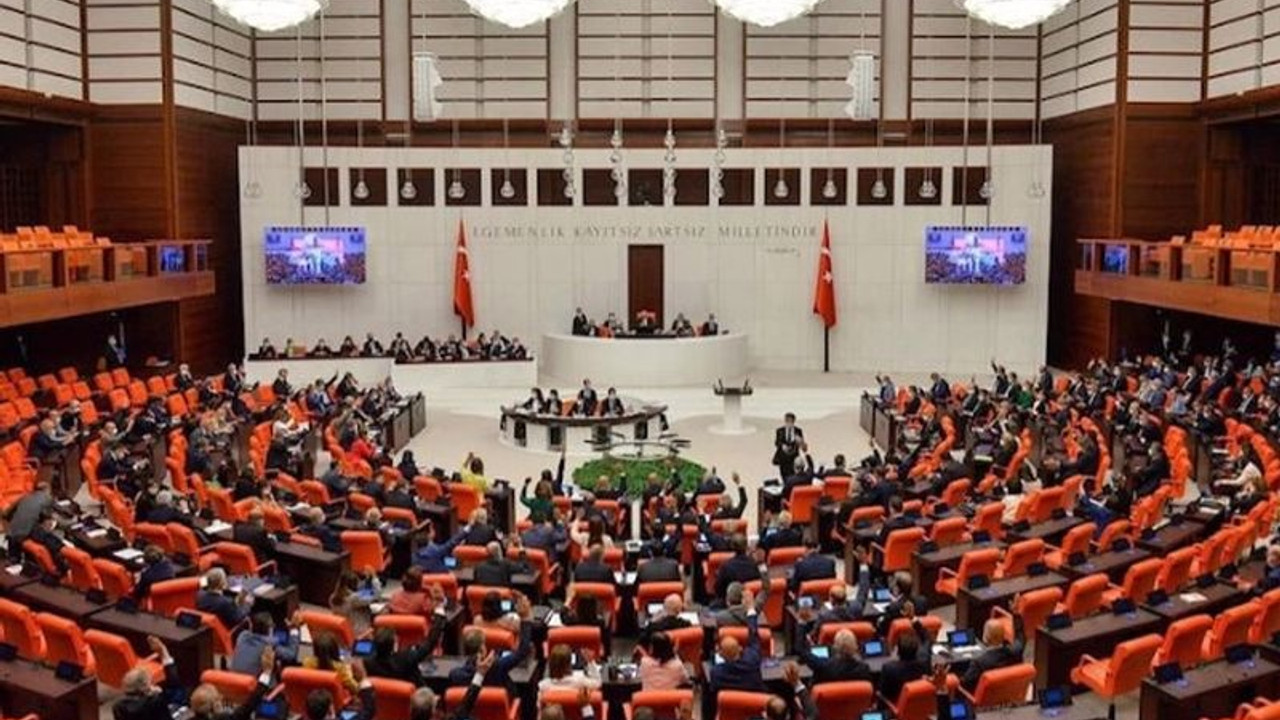 Meclis Başkanvekilinden CHP'li vekilin sözünü kesen AKP'li Akbaşoğlu'na: Otur yerine, terbiyesizlik yapma