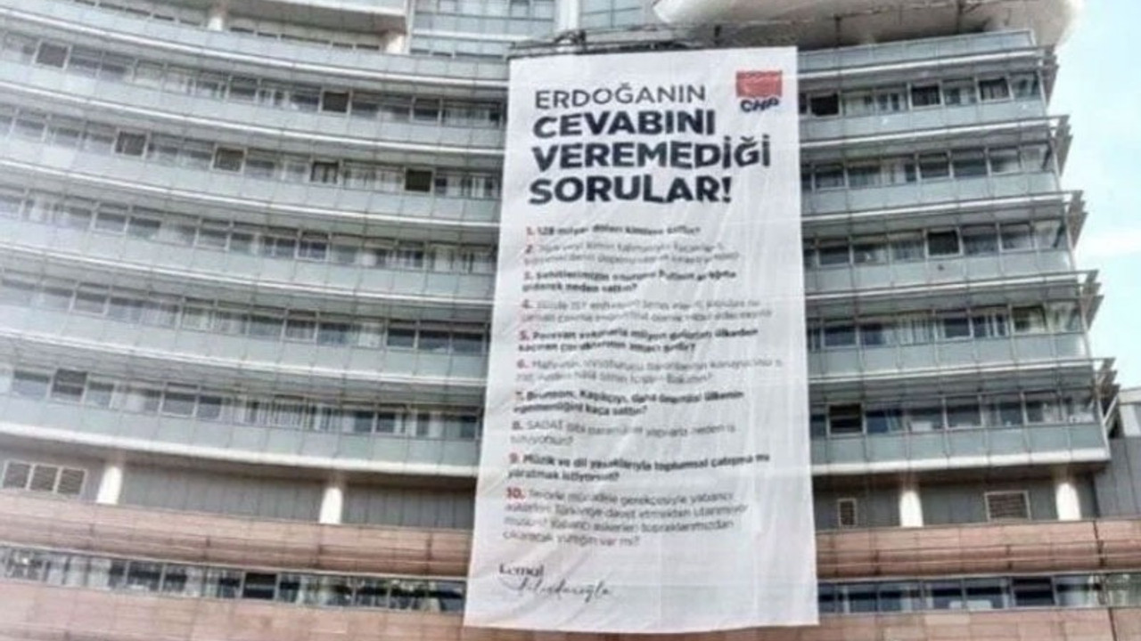 Erdoğan'ın cevap veremediği 10 soru pankart oldu