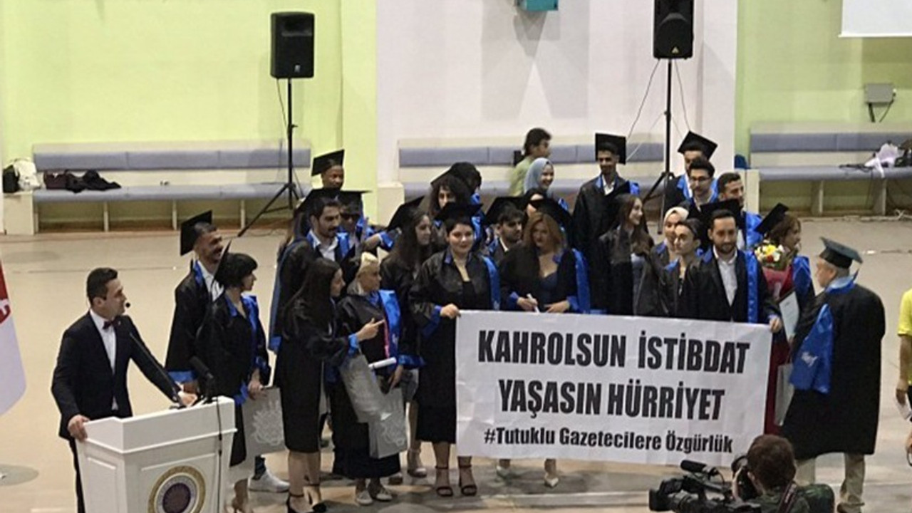 İLEF’li öğrenciler tutuklu gazeteciler için pankart açtı: Kahrolsun istibdat, yaşasın hürriyet