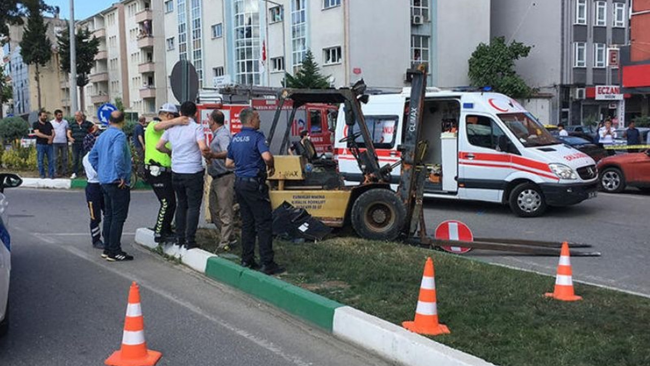 Freni boşalan forkliftin ezdiği anne öldü, oğlu yaralandı