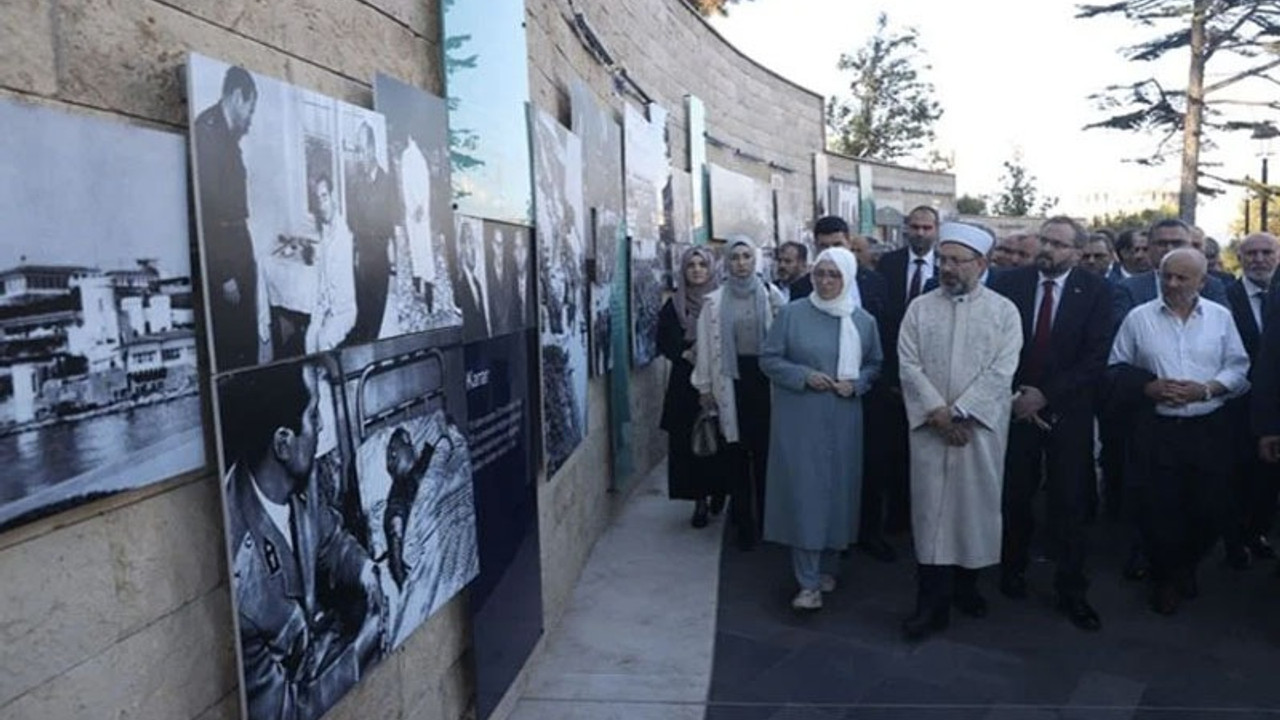 Diyanet içinde ‘hanımefendi’ şeklinde hitap edilen Seher Erbaş'ın çantasını polis taşıyor