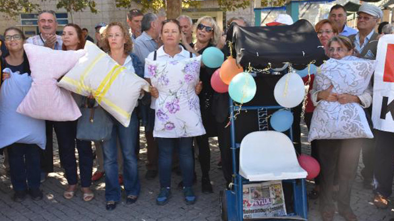 Yastıklı, el arabalı protesto