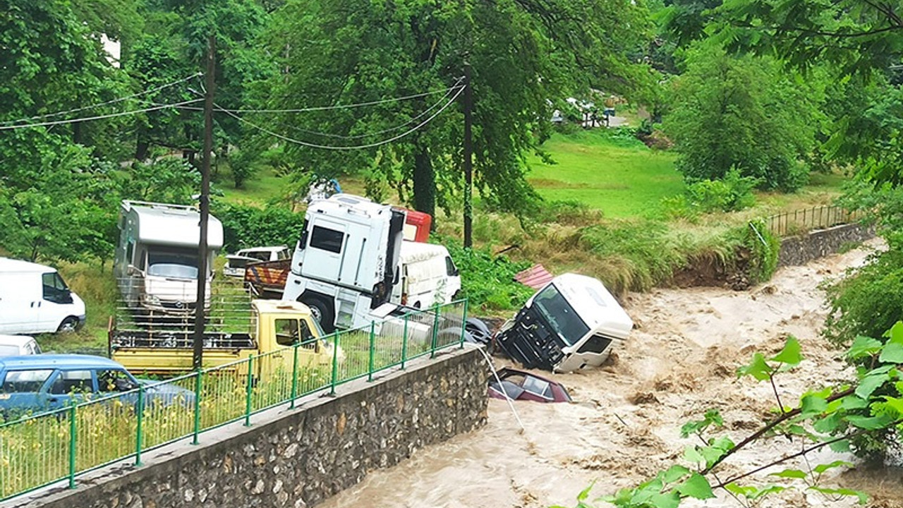 Batı Karadeniz'de yağış nedeniyle dereler taştı, araçlar suya gömüldü