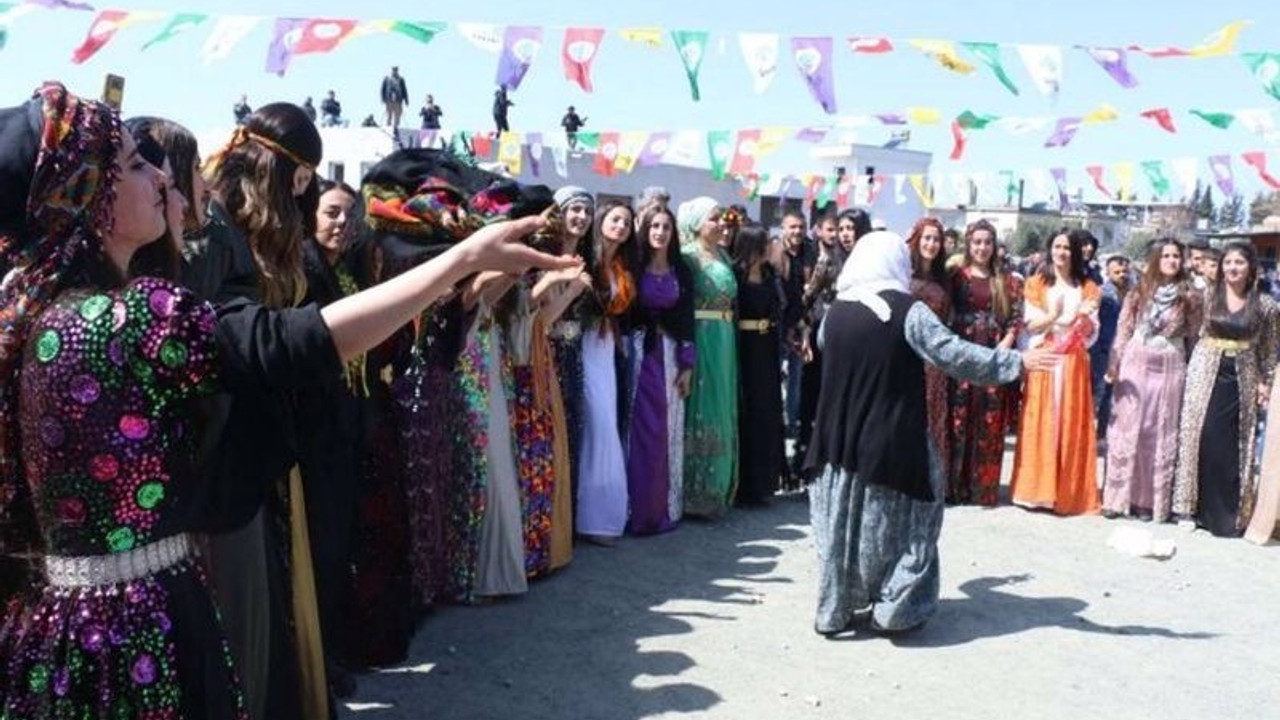 Newroz’da sarı, kırmızı ve yeşil şal sallayan kadına 10 ay hapis