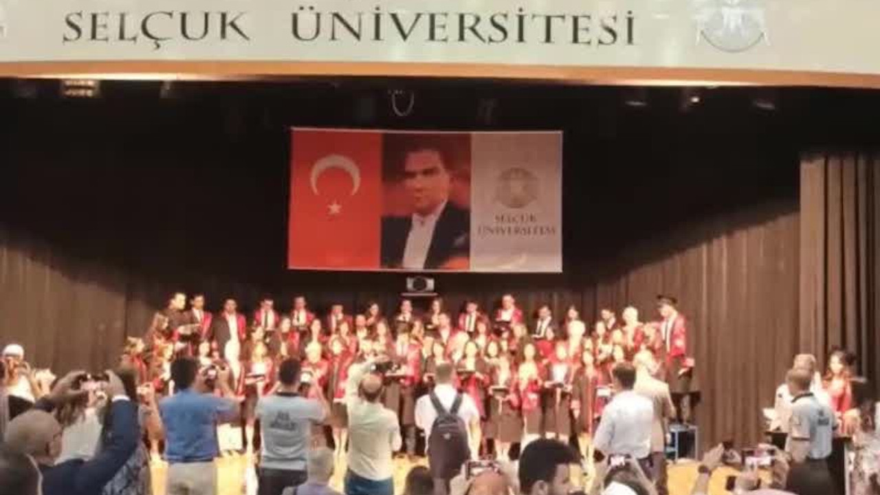 Selçuk Üniversitesi mezunu genç doktorlar sansüre rağmen yeminlerinden vazgeçmedi