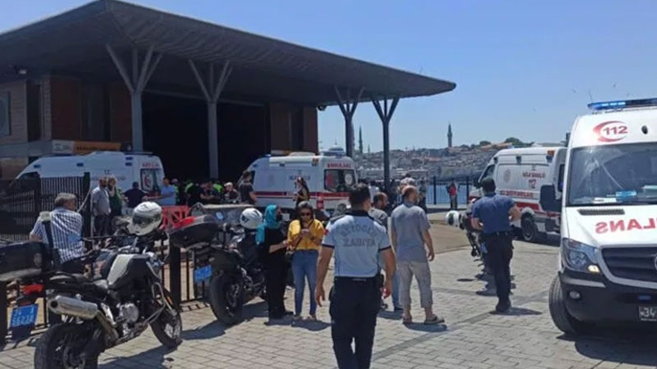 Karaköy'de vapur iskeleye çarptı: Çay kazanının devrilmesi sonucu 7 kişi yaralandı