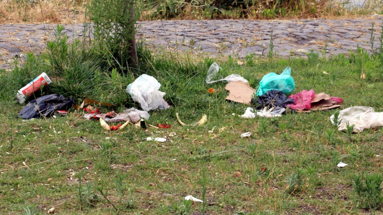 Cizre'nin park ve bahçeleri çöp yığınına dönüştü