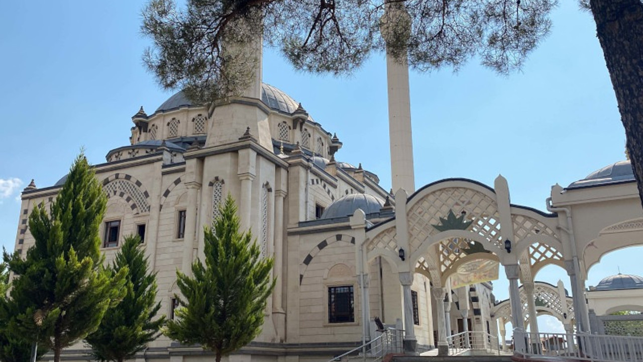 Cami kapısına benzin döküp, ateşe verdi