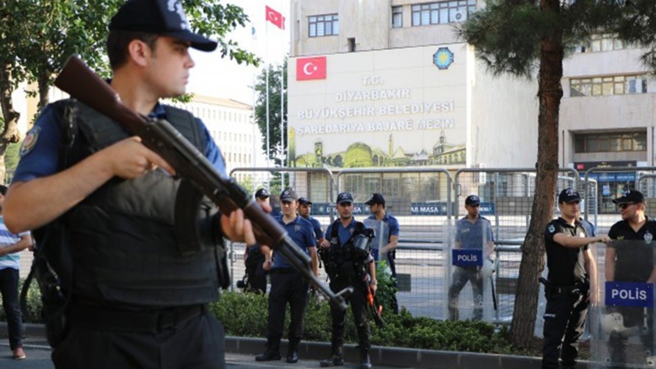 Kayyım belediye başkanı Köroğlu'nun Ordu’dan getirdiği daire başkanları görevden alındı