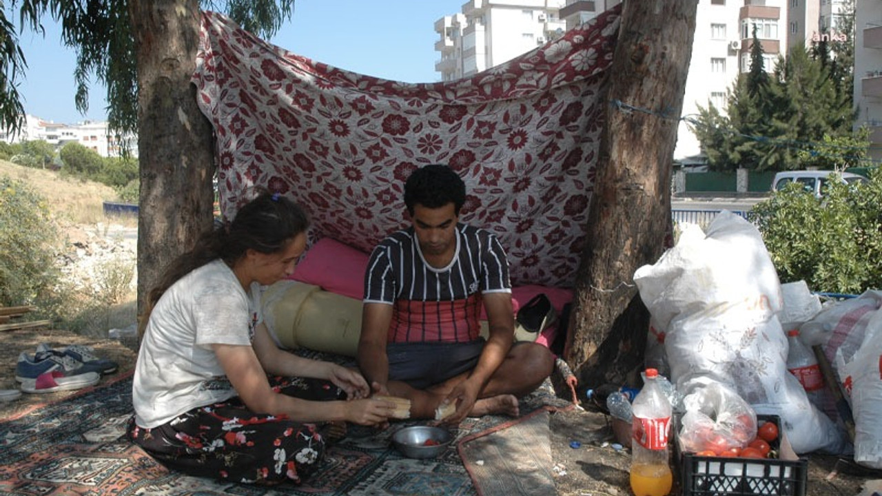 İzmir'de kirasını ödeyemeyen aile bayramda sokakta kaldı