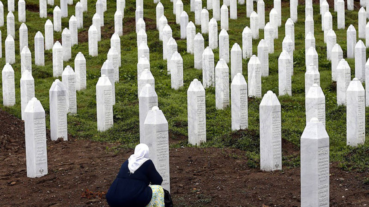 Srebrenitsa Katliamı'nın 27 yıldönümü: 50 kişinin daha naaşları toprağa verildi