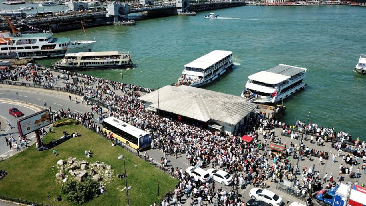 Eminönü'nde vapur sırası yoğunluğu: Dünya buraya akın etmiş gibi