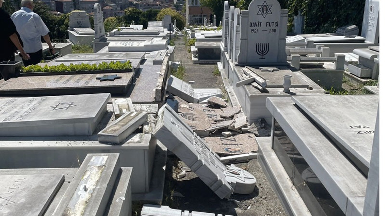 Yahudi mezarlığına saldırı: 36 mezar taşı kırıldı