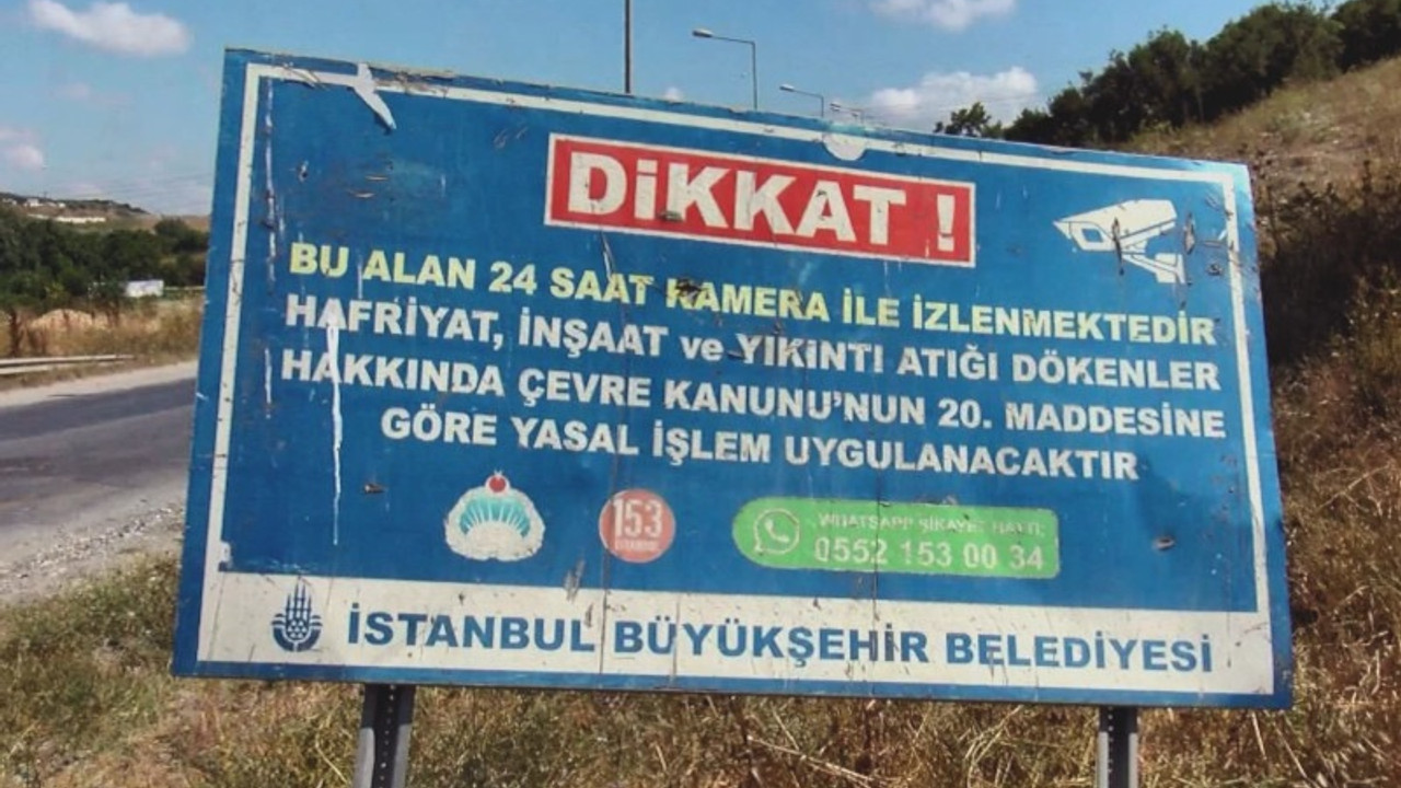 'Hafriyat atığı dökenlere yasal işlem uygulanacaktır' tabelasının önüne hafriyat döktüler