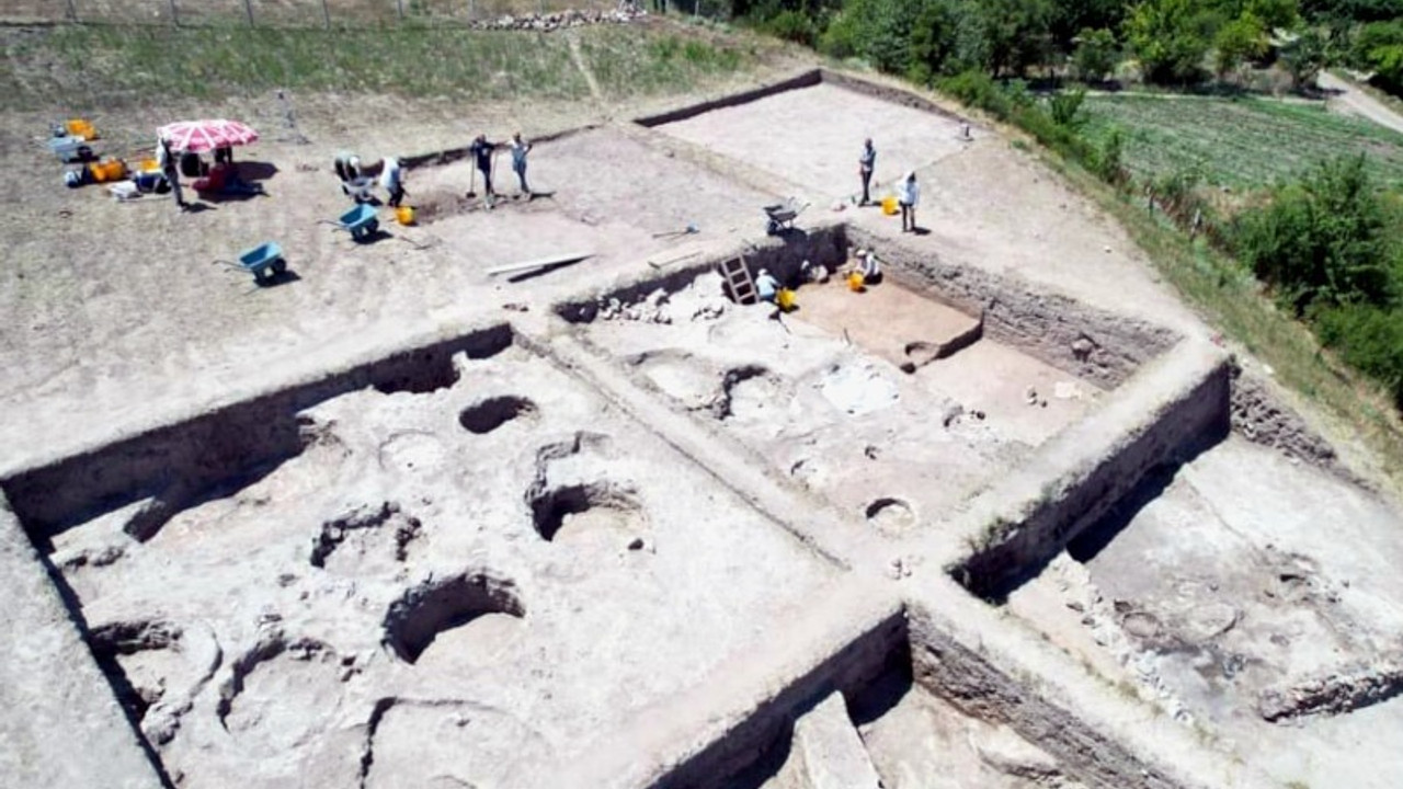 Tavşanlı Höyük'te 3 bin 300 yıllık mühür ve hançer bulundu