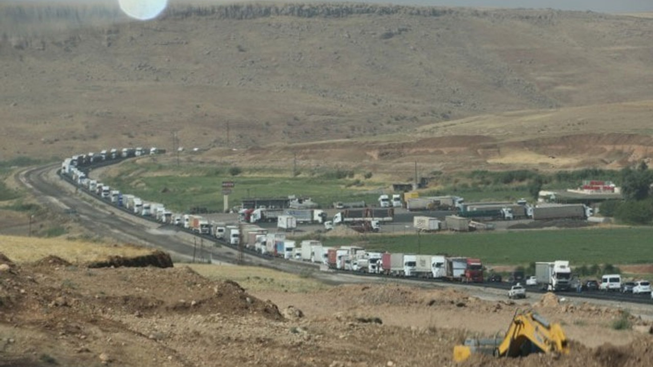 Yapımı yılan hikayesine dönen İpek Yolu’nda kilometrelerce uzayan araç kuyruğu