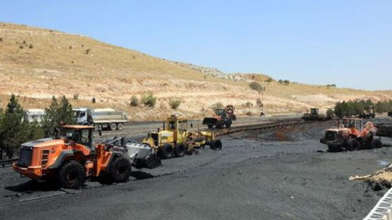 Atık havuzunun çamur deryasına dönüştürdüğü otoyol temizleniyor