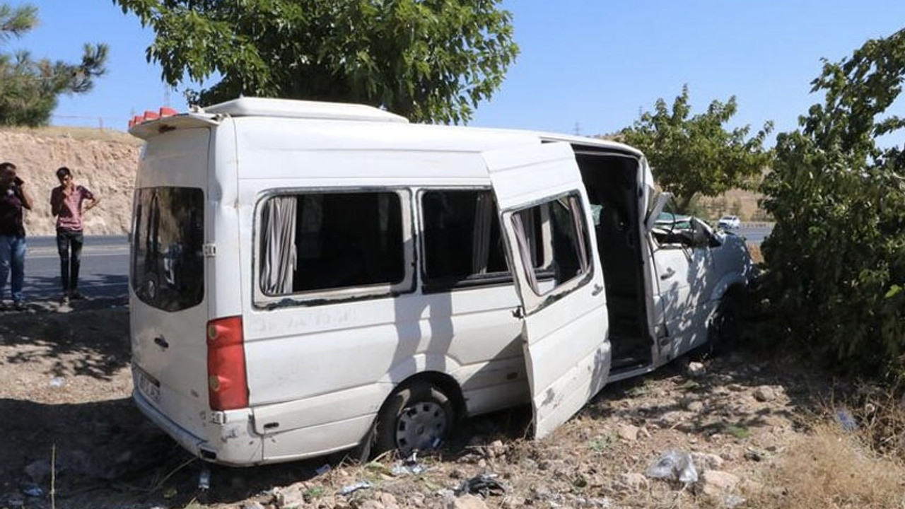 Urfa'da işçi servis minibüsü devrildi: 18 yaralı