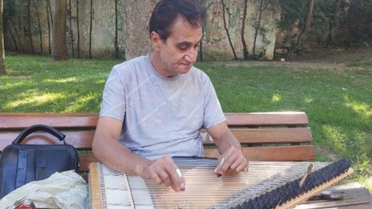 Yarım asırlık kanun ustası parkta çalıyor: Çok zorluk çektik