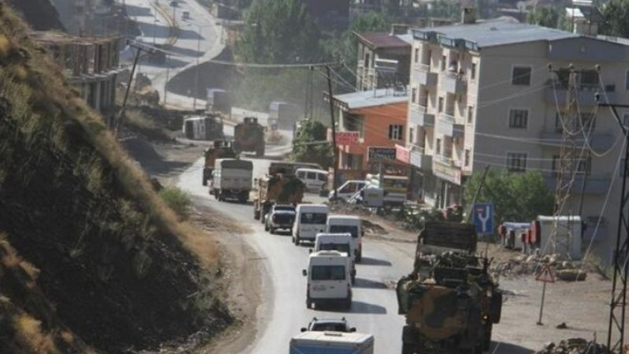 Askeri konvoy geçişinde patlama